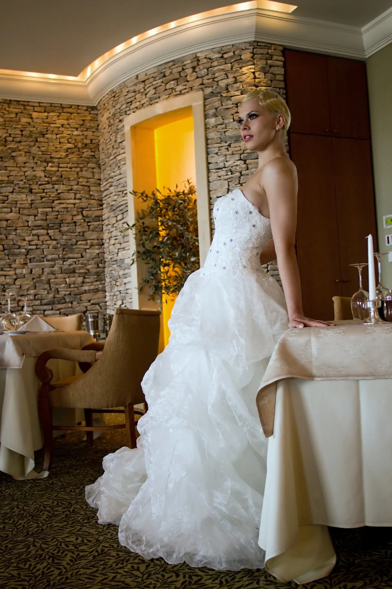 Braut im Hochzeitskleid in einem eleganten Innenraum